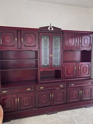 Armario de madera con detalles dorados