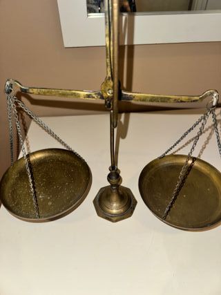 Balanza antigua de latón para decoración