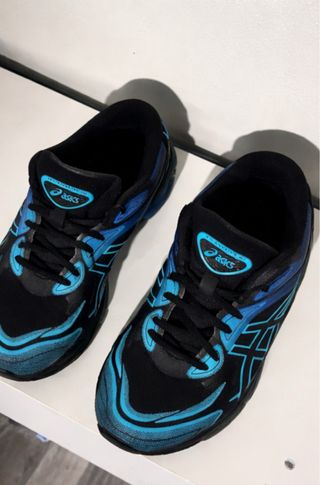 Zapatillas Asics Negras y Azules