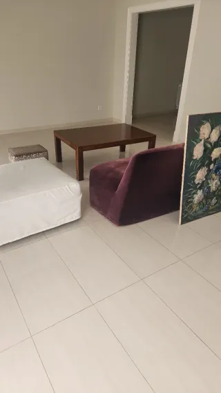 Sofá Morado, Mesa y Cuadro. No se hace envíos