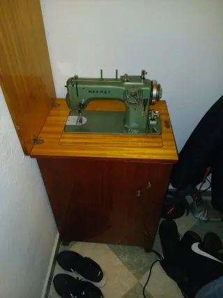 Máquina de coser Refrey verde