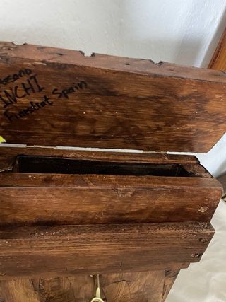 Buzón rústico de madera con diseño de ciudad