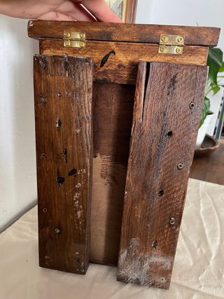 Buzón rústico de madera con diseño de ciudad