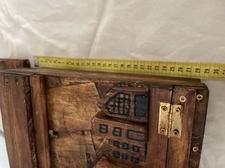 Buzón rústico de madera con diseño de ciudad