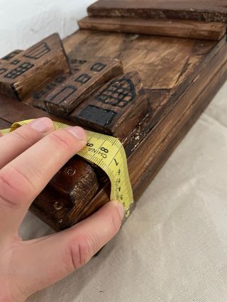 Buzón rústico de madera con diseño de ciudad