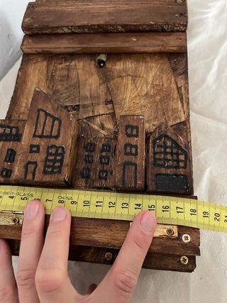 Buzón rústico de madera con diseño de ciudad