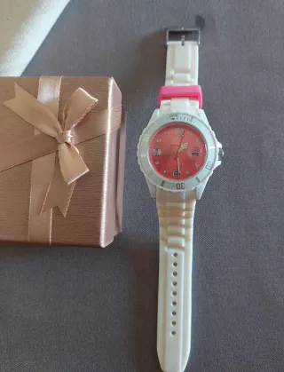 LOTE..RELOJ Y PELUCHE HELLO KITTY