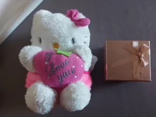 LOTE..RELOJ Y PELUCHE HELLO KITTY