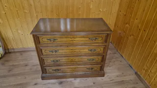 Cómoda de madera con 4 cajones