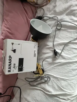 Lámpara IKEA RANARP negra y dorada