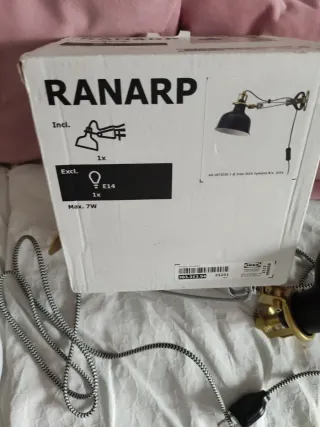 Lámpara IKEA RANARP negra y dorada