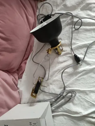 Lámpara IKEA RANARP negra y dorada