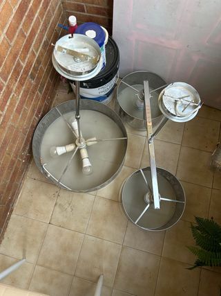 Lámparas de techo plateadas y blancas