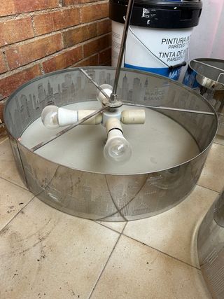 Lámparas de techo plateadas y blancas