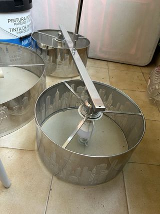 Lámparas de techo plateadas y blancas