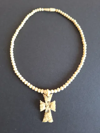 Collar vintage con cruz tallada muy bueno