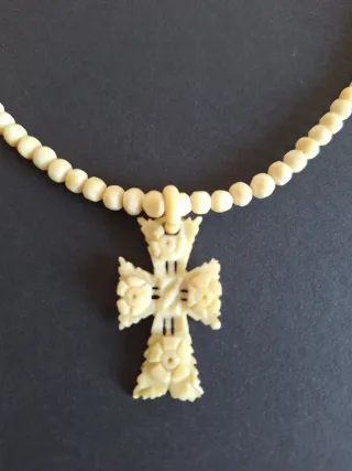 Collar vintage con cruz tallada muy bueno