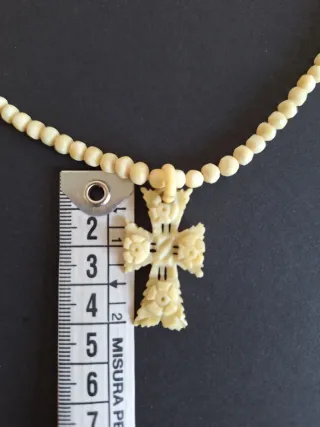 Collar vintage con cruz tallada muy bueno