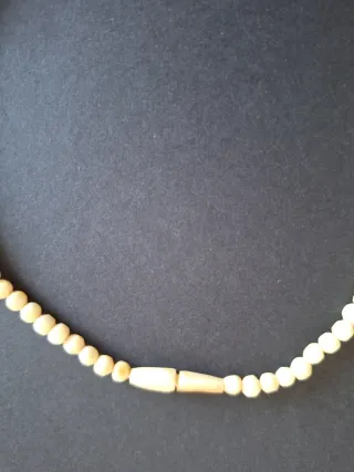 Collar vintage con cruz tallada muy bueno