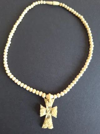 Collar vintage con cruz tallada muy bueno