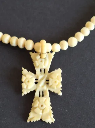 Collar vintage con cruz tallada muy bueno