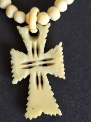 Collar vintage con cruz tallada muy bueno