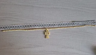 Collar vintage con cruz tallada muy bueno