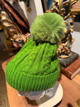 Gorro de lana verde con pompón