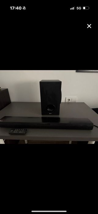 Barra de sonido LG negra con subwoofer