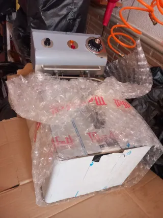 Plancha y freidora nuevas + 2 conos esto está en t