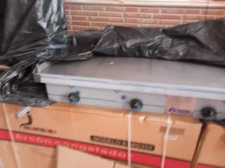 Plancha y freidora nuevas + 2 conos esto está en t