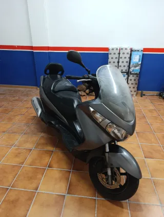 Suzuki Burgman 125cc Maxi-scooter Gris