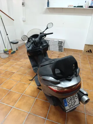 Suzuki Burgman 125cc Maxi-scooter Gris