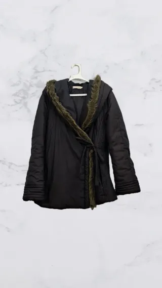 Abrigo Pelo Negro con Cierre de Cinturón