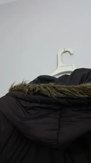 Abrigo Pelo Negro con Cierre de Cinturón