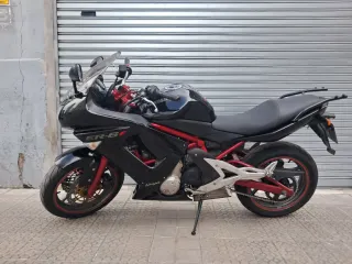 Kawasaki ER-6f Ninja Sportbike Negra