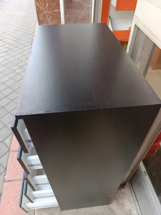 Cómoda negra de madera