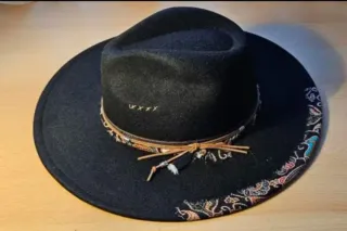 Sombrero Fedora Negro con Detalles