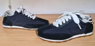 Zapatillas Zara Negras detalle trasero color cebra