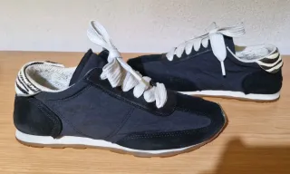 Zapatillas Zara Negras detalle trasero color cebra