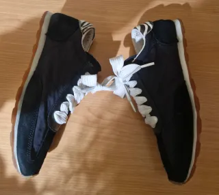 Zapatillas Zara Negras detalle trasero color cebra