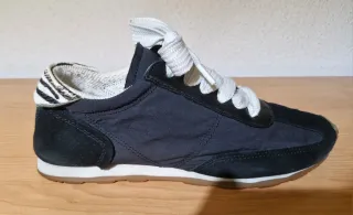 Zapatillas Zara Negras detalle trasero color cebra