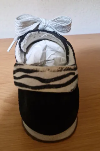 Zapatillas Zara Negras detalle trasero color cebra