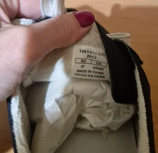 Zapatillas Zara Negras detalle trasero color cebra