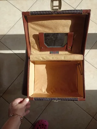 Beauty rigido anni 90 con specchietto