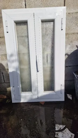 Ventana aluminio blanco con cristal esmerilado.
