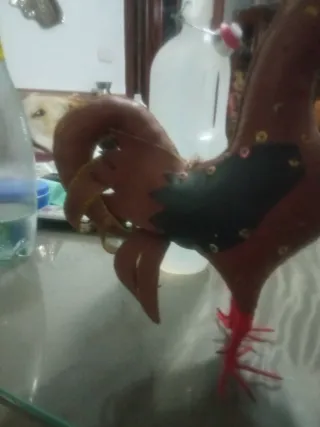 Gallo artesanal de cuero muy antiguo