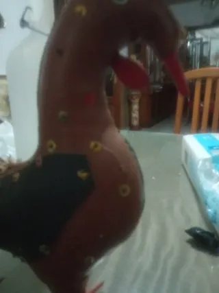 Gallo artesanal de cuero muy antiguo