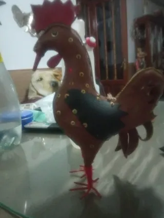 Gallo artesanal de cuero muy antiguo