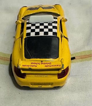 Porsche 911 Carreras 1:64 Amarillo